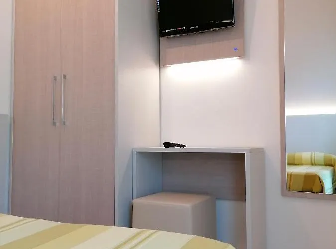 Andrea's 3* רימיני